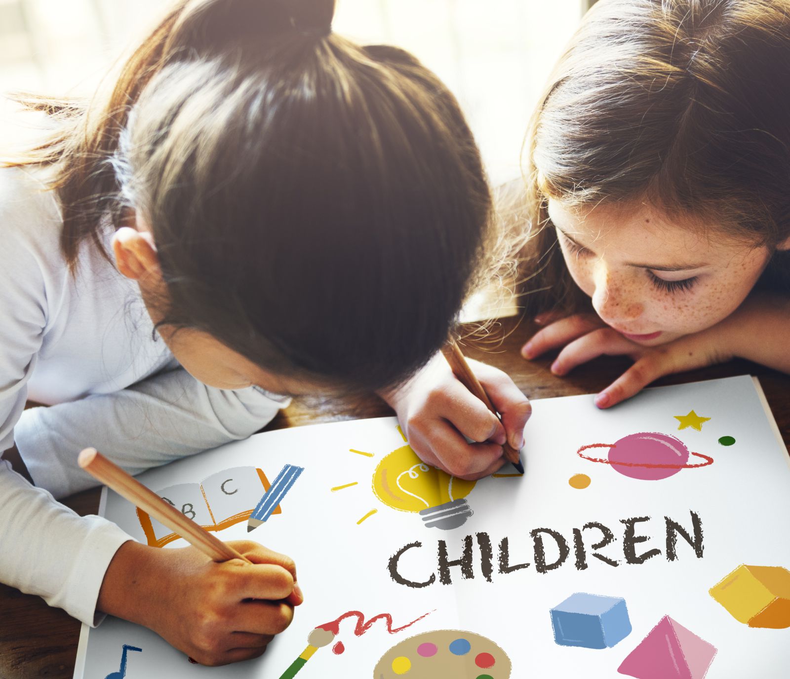 Kinder malen gemeinsam